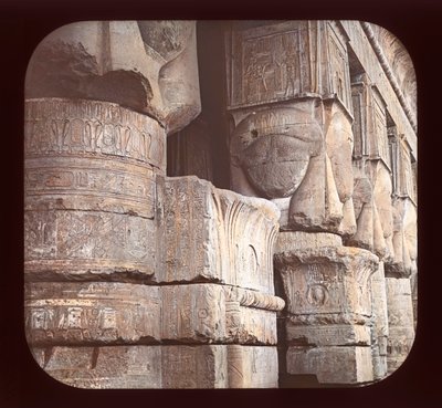 Colonnes de la façade du Temple de Denderah - American Photographer